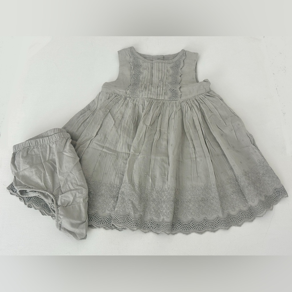 Baby Gap girl’s grey sleeveless eyelet party dress with bloomers. Size 18-24M.